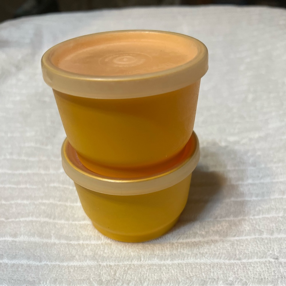 Tupperware snack cups with lids